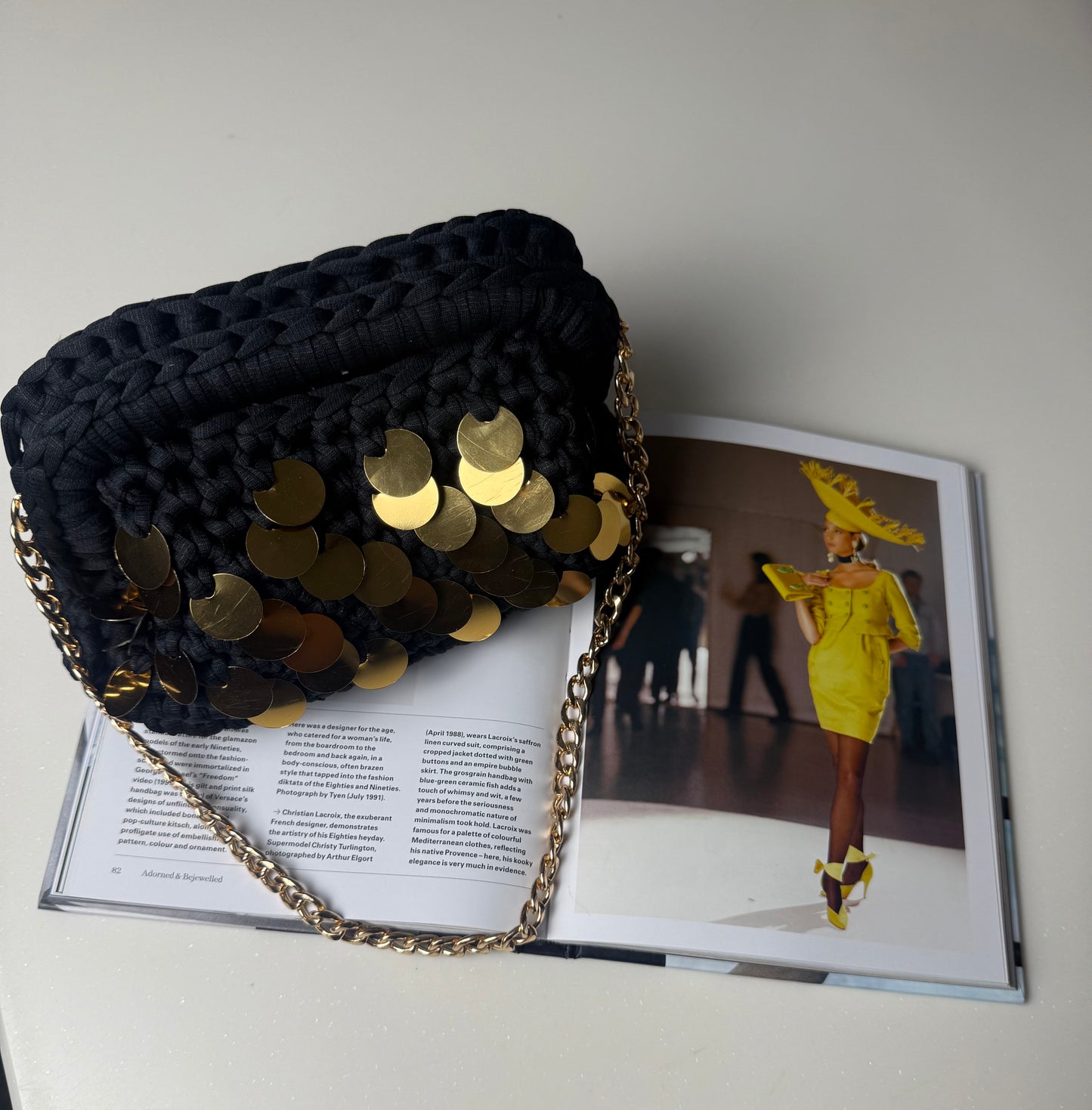 BLACK AND GOLD CLUCTH HANDBAG